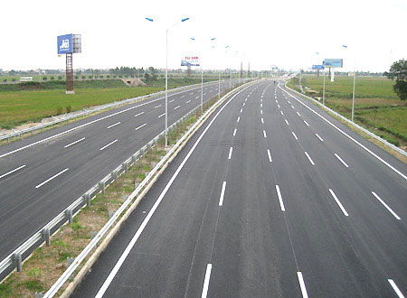 越南最長高速公路路面鋪設工程完工