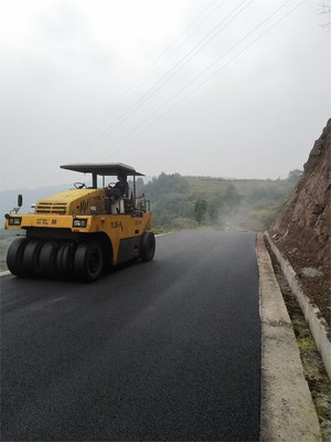 重慶瀝青路面施工項目承包打柏油馬路打草油打炒油公路瀝青施工工程