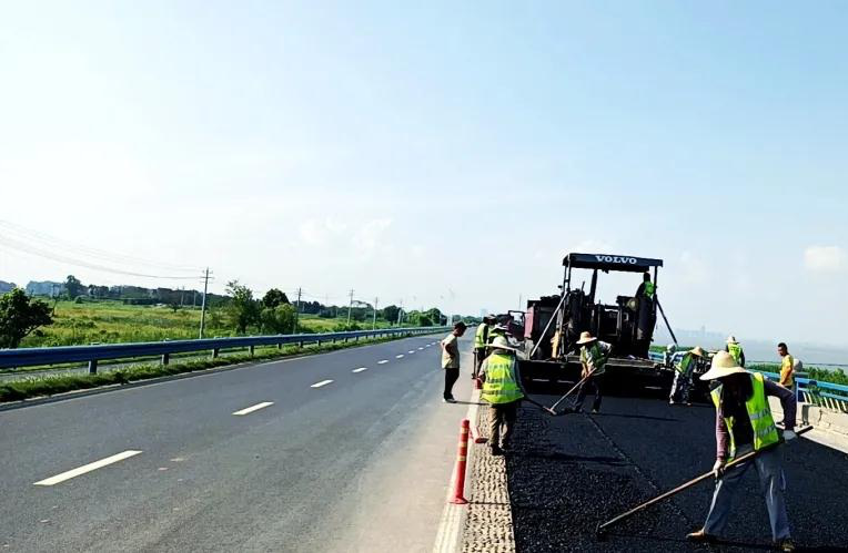 安徽巢湖:公路養(yǎng)護人戰(zhàn)高溫斗酷暑保道路通暢