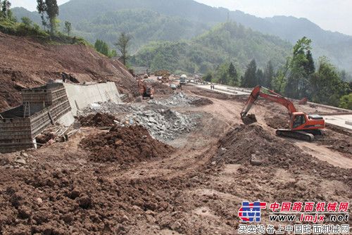 萬利高速公路五分部展開梁場(chǎng)基建施工-工程機(jī)械動(dòng)態(tài)-中國(guó)路面機(jī)械網(wǎng)